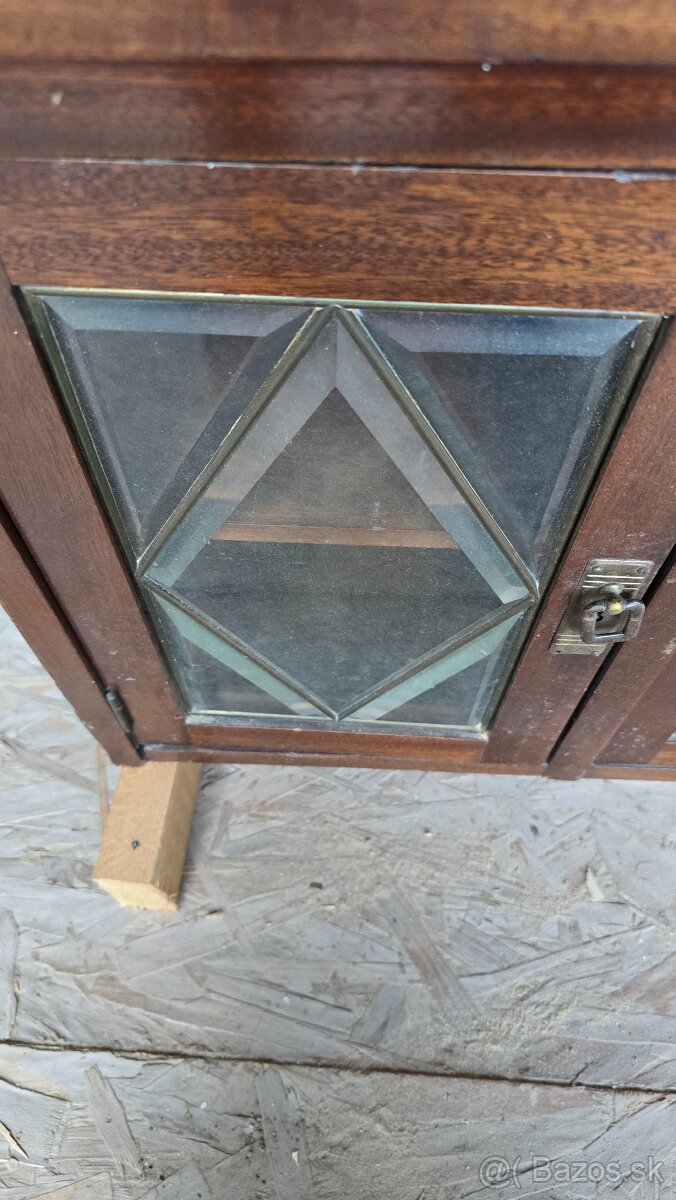 Predám túto starozitnu skrinku,komodu, - 2