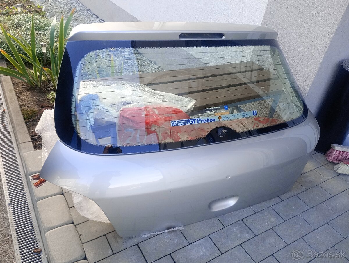 Predám na sedan 307 - 2