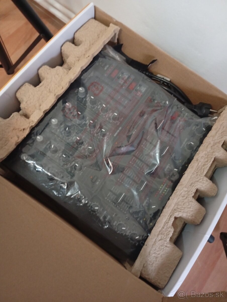 BEHRINGER DJX 750 - 2