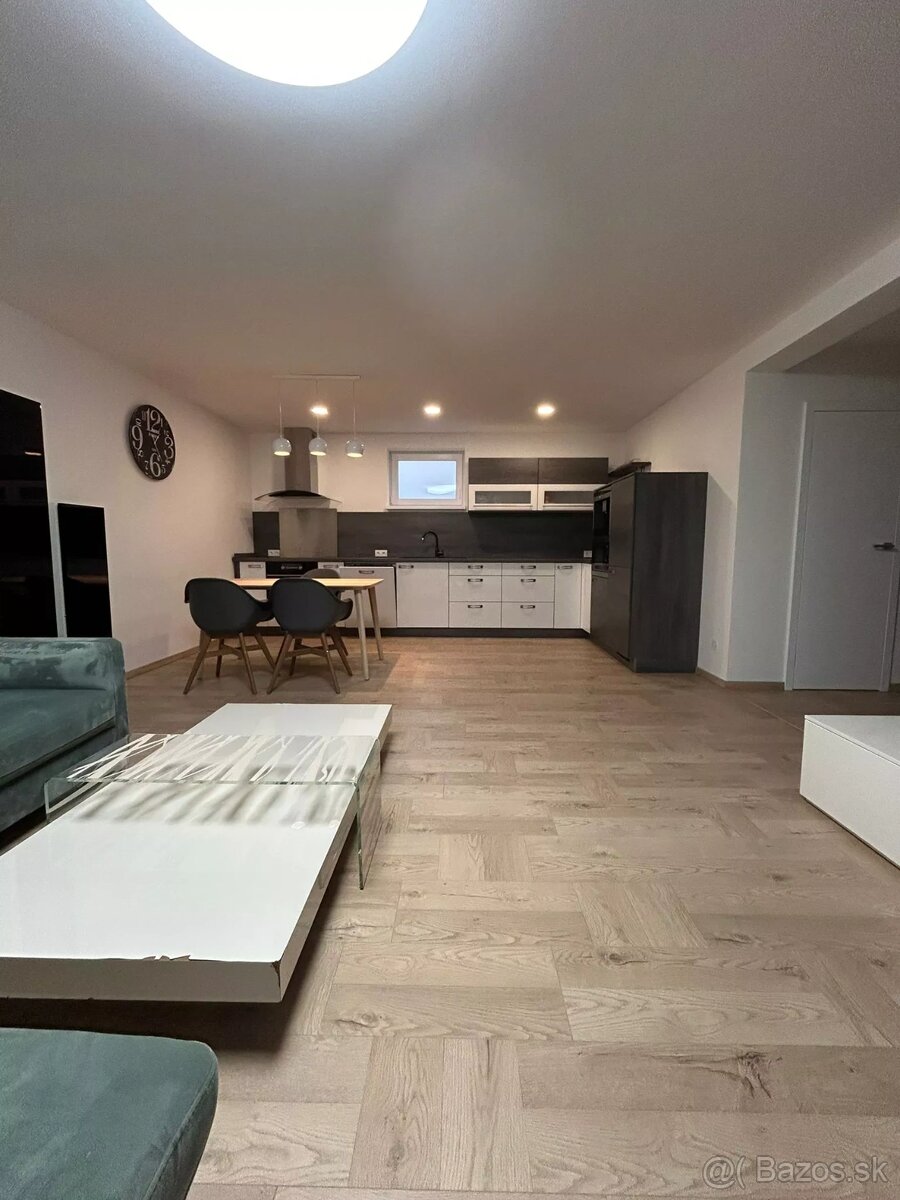 NA PREDAJ 3i mezonet, čiastočne zariadený dom,ul.Pezinská,Ch - 2