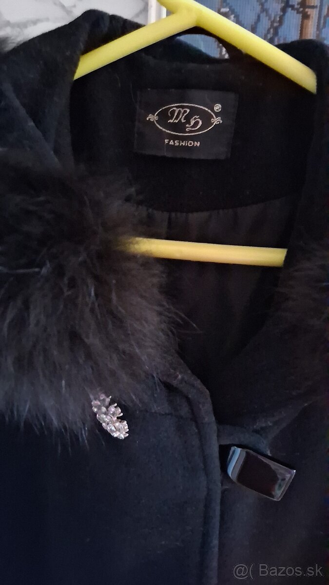 Elegantny cierny kabat s pravou kozusinov a panske kabaty - 2