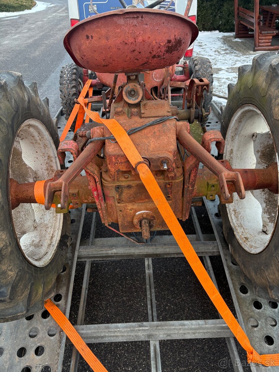 Traktor McCormick v rozobratom stave, aj doklady - 2