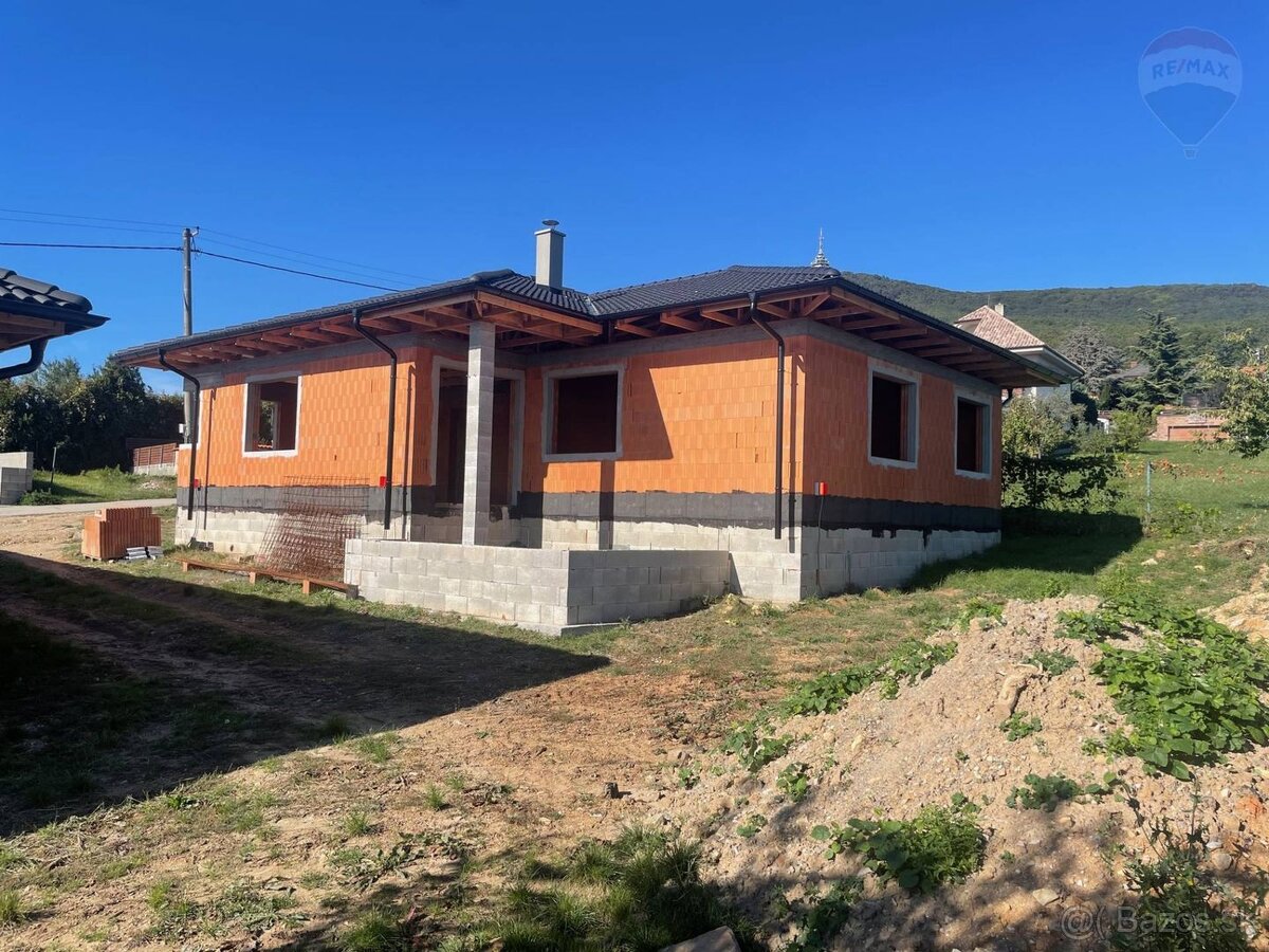 REZERVOVANEPredaj 4 izbový bungalov s garážou Nitra - Zob - 2