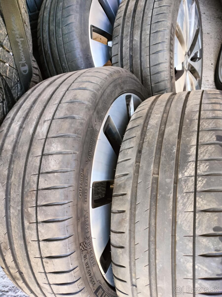 4ks alu disky orig. Vw 5x112 R18 pneu 225/40 R18 6mm - 2