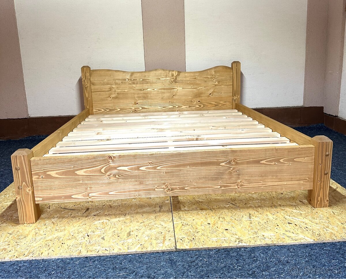 Masívna drevená posteľ - 2