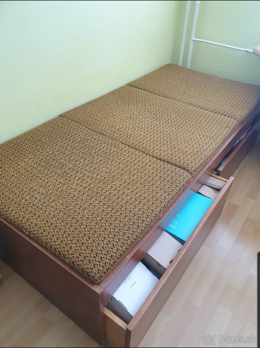 Drevena postel so suplikami - 2