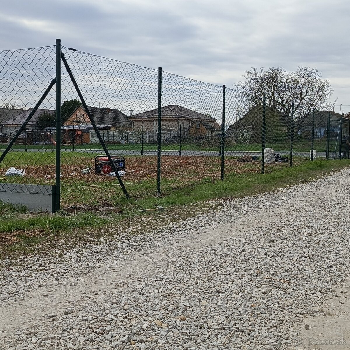 Montáž oplotenia... - 2