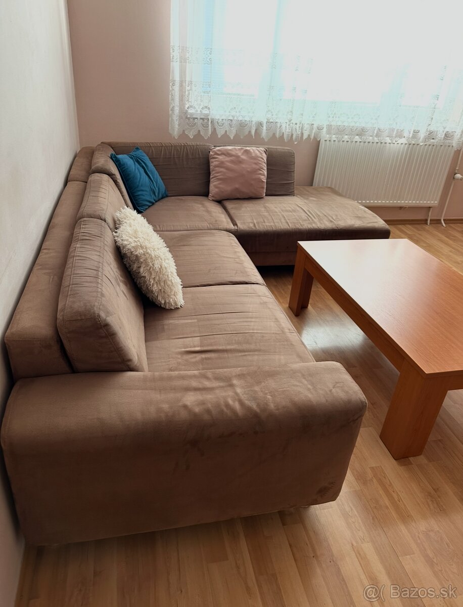 Sedačka a stolík - 2