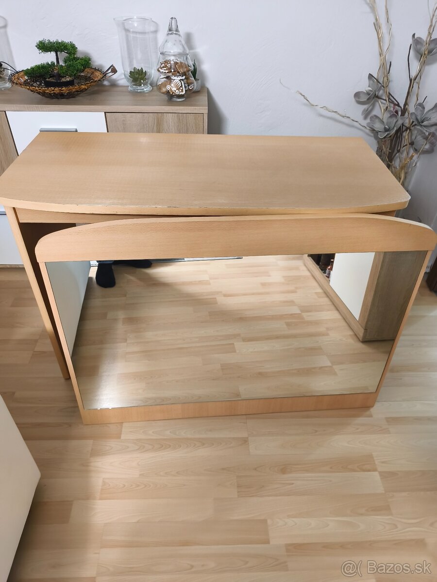 Kozmetický stolík - 2