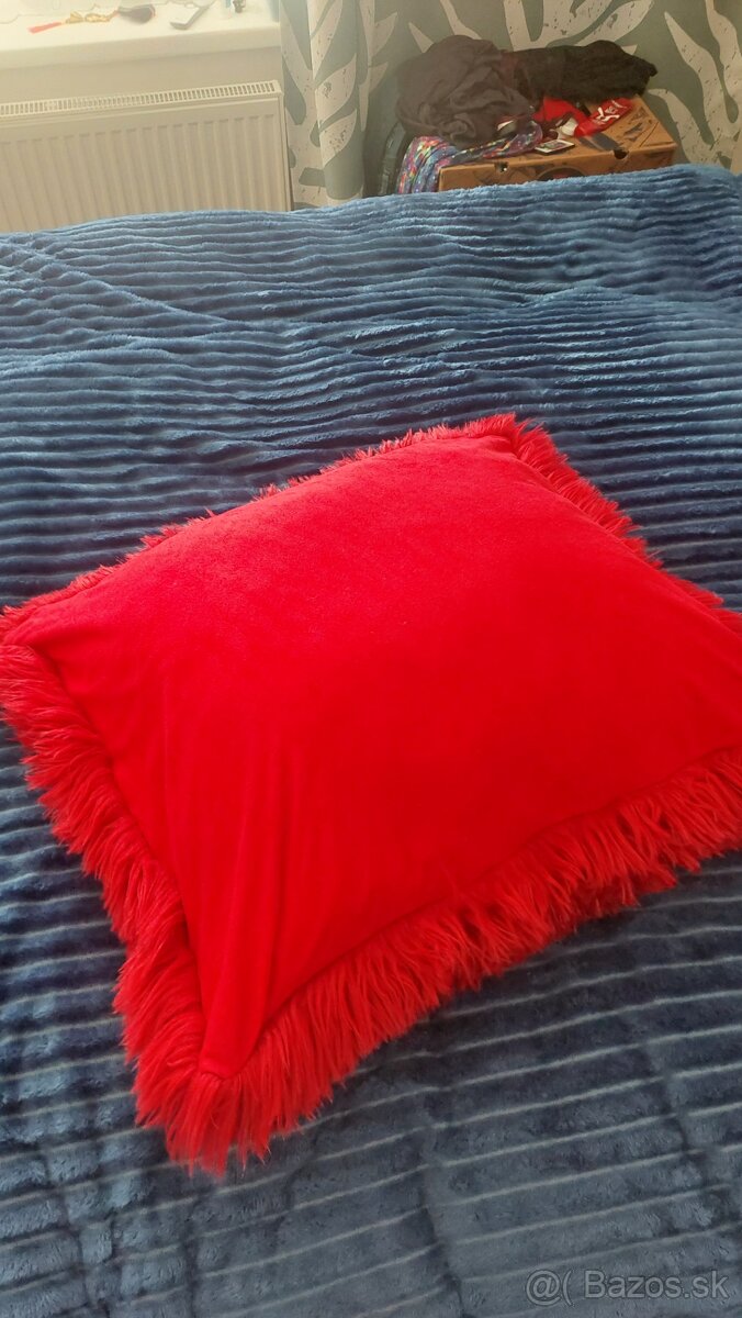 Červený chlpatý vankus - 2