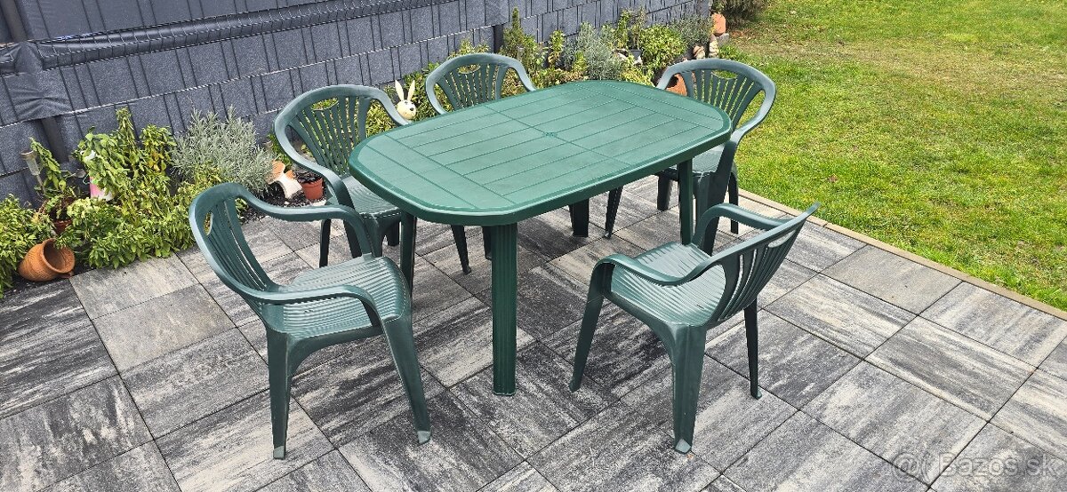 Predám komplet Plastový stôl +5 ks stoličky - 2