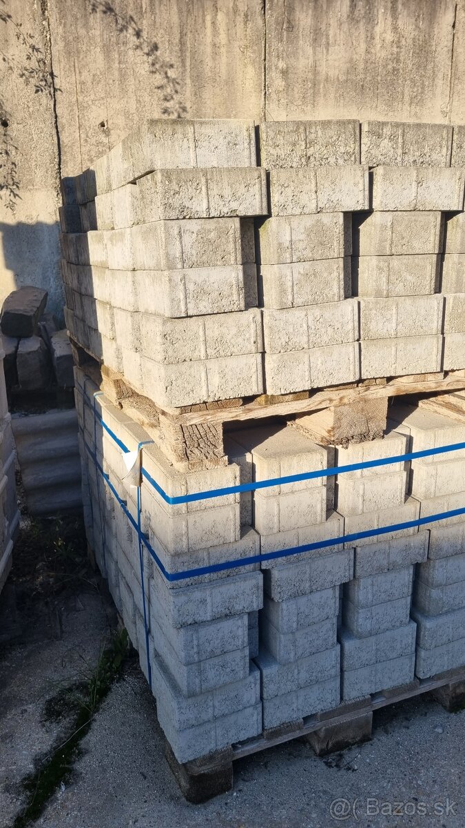 Zámková dlažba,obrubíky. - 2