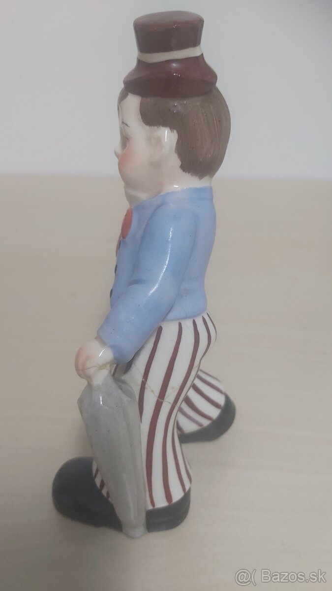 Retro soška chlapca s klobúkom a dáždnikom značená - 2