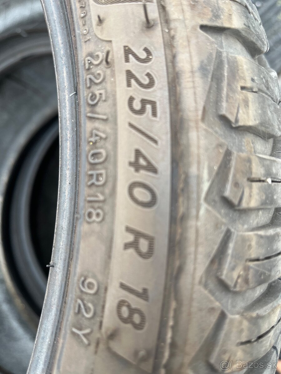 225/40R18 - 2