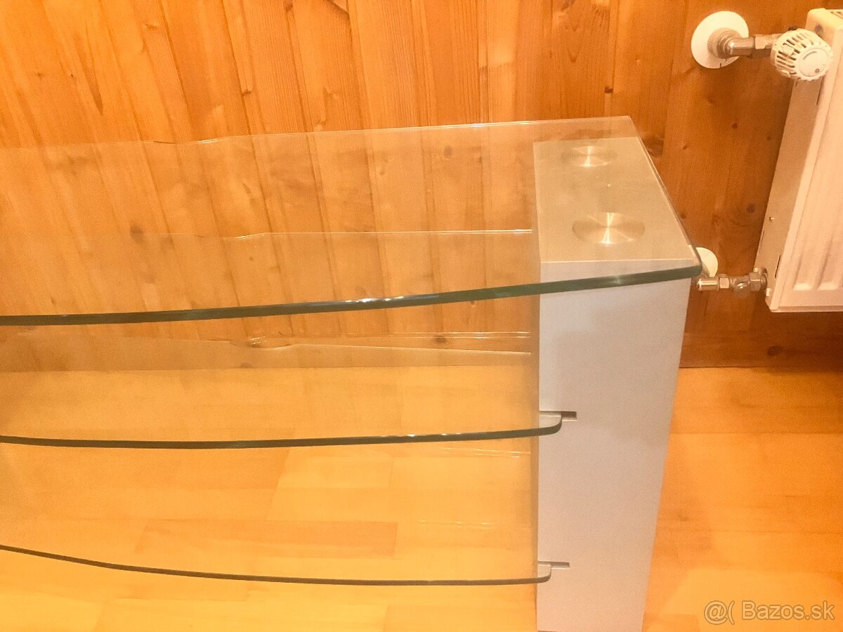 Skleneny stol pod tv - 2