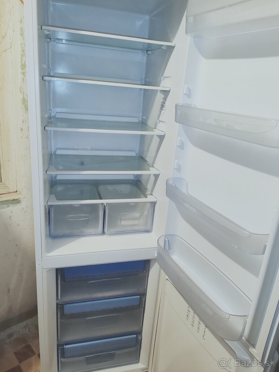 Predám chladničku Indesit 200cm - 2