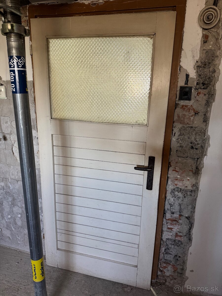 Predám Ľavé atypicke drevenné dvere z masívu Dvere boli v p - 2