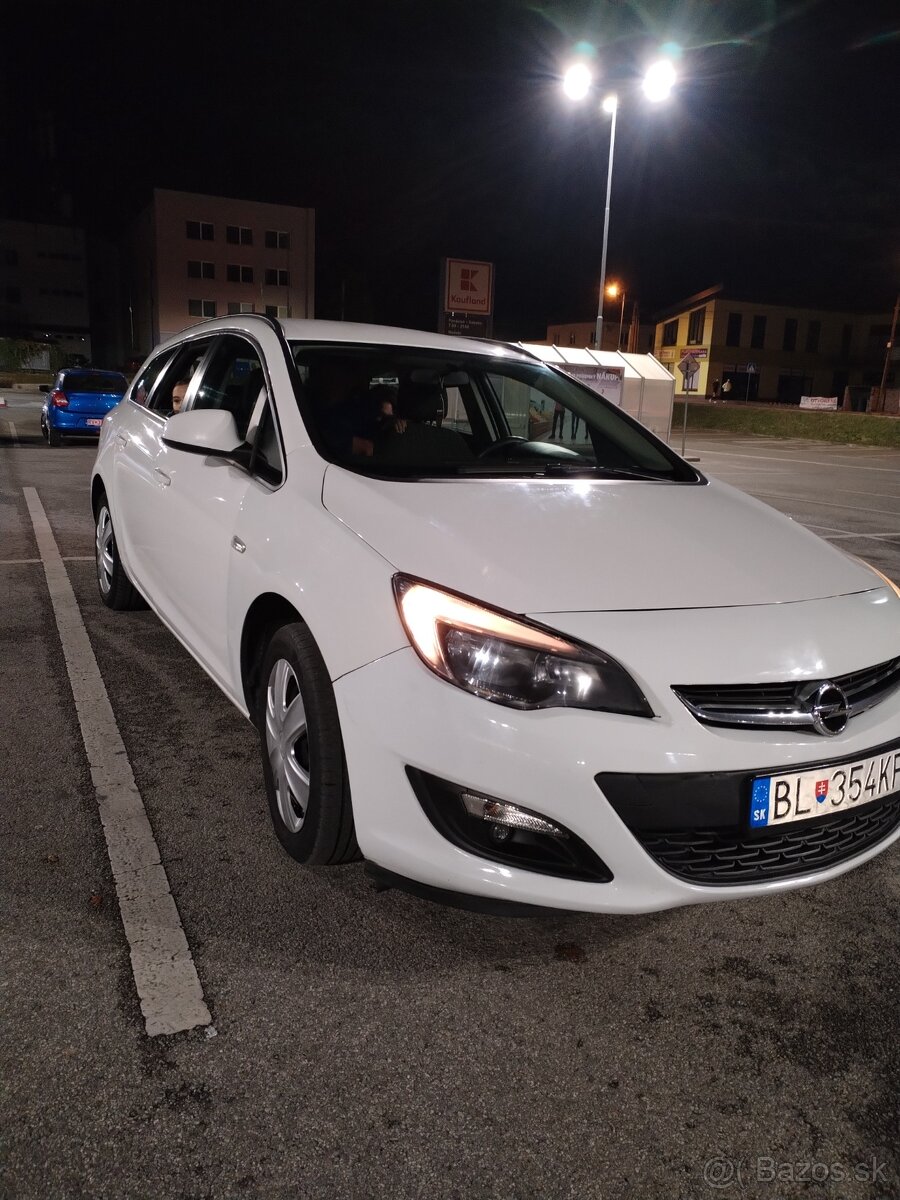 Predám Opel Astra J 1.6 81 kw r.v 2015 - 2