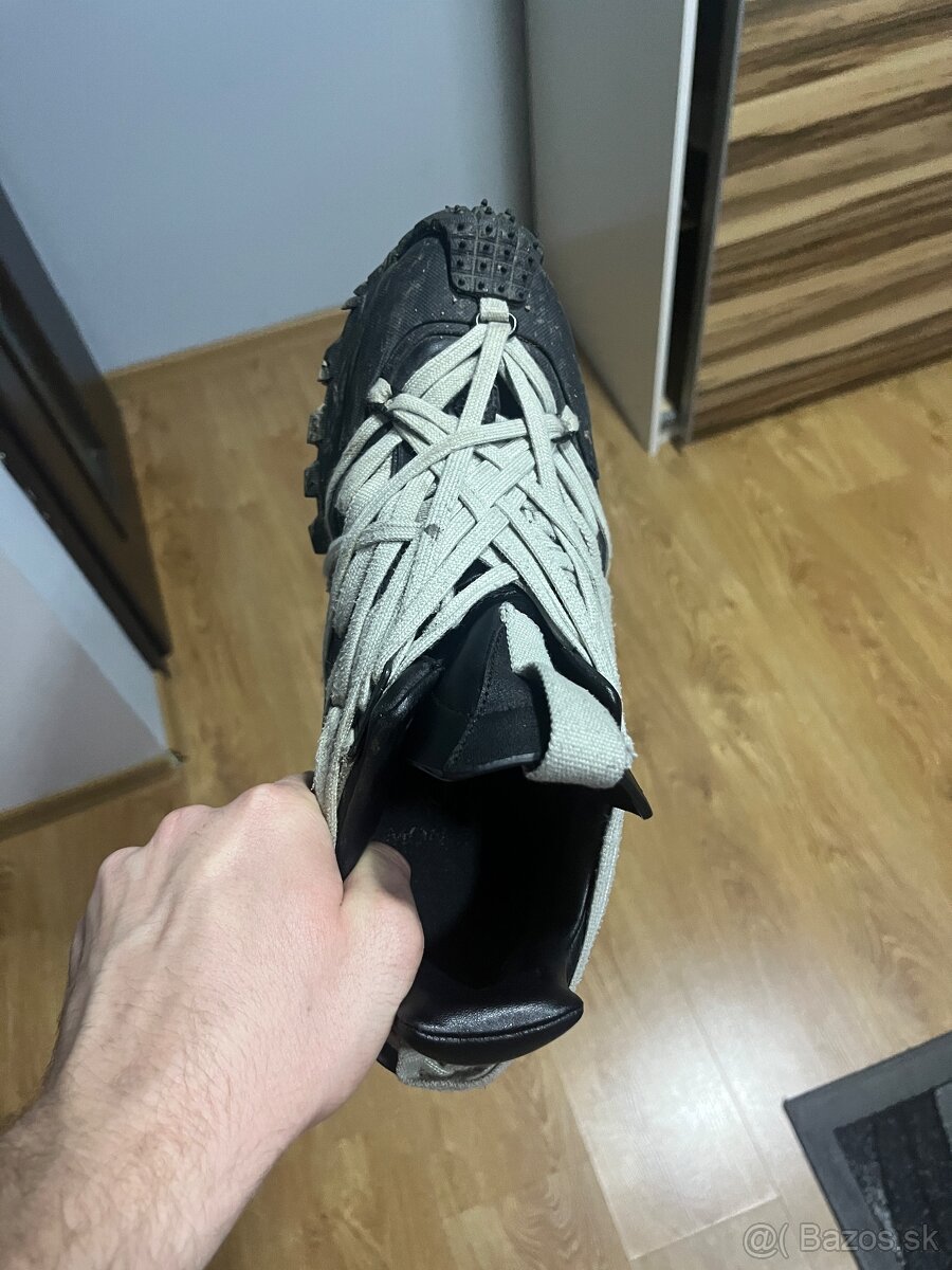 Predavam tieto topanky - 2