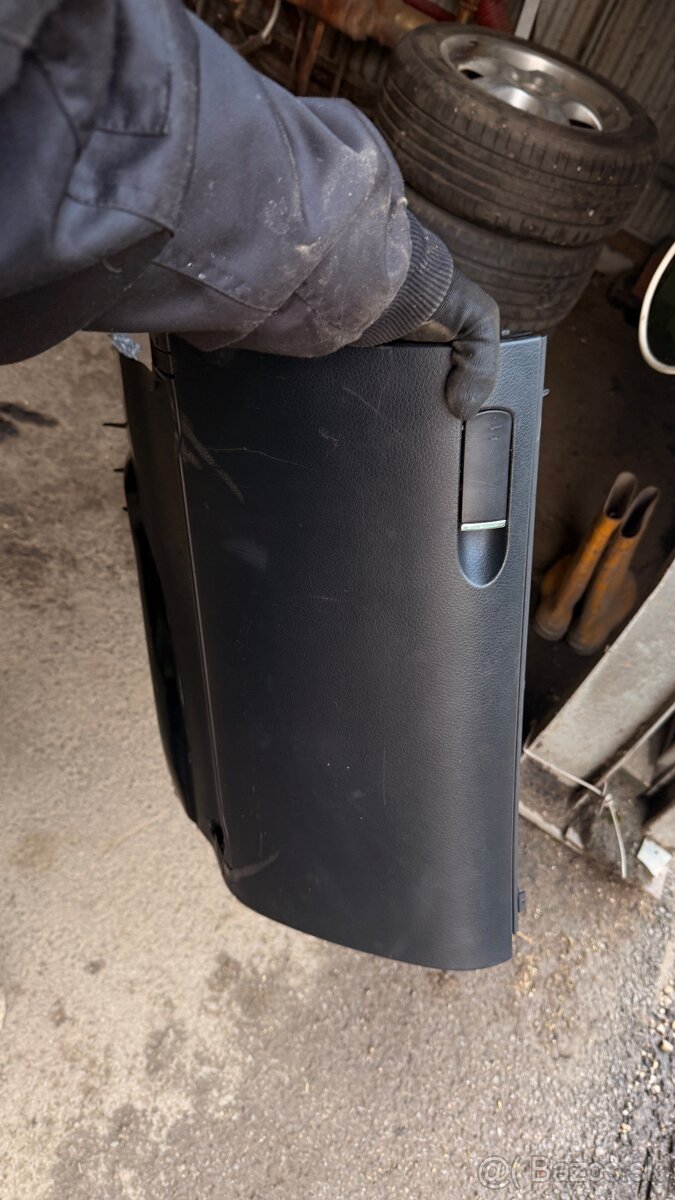 Audi A4 B7 priehradku/kastlik - 2