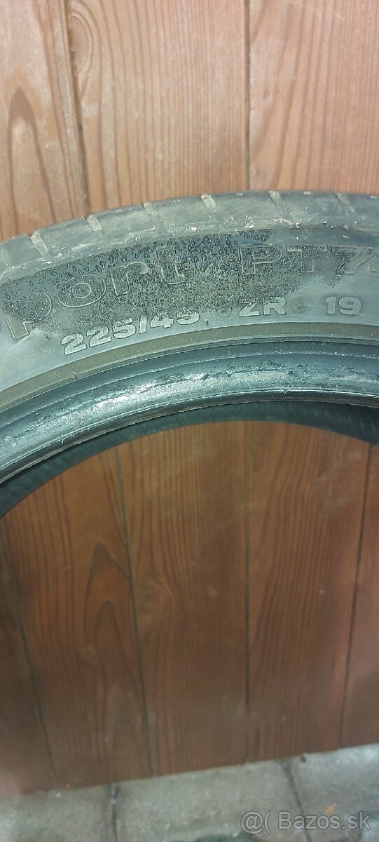 Predám pneu 225/44 letné - 2