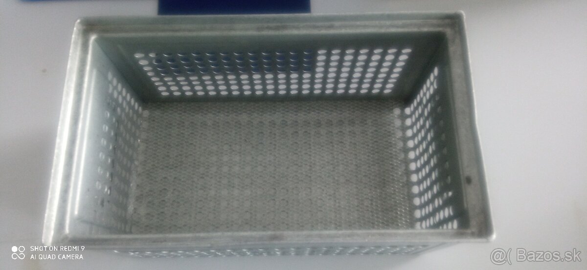 Kovový stohovací box perforovaný - 2