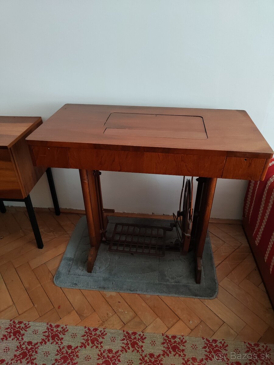 Predám šijací stroj Minerva - 2