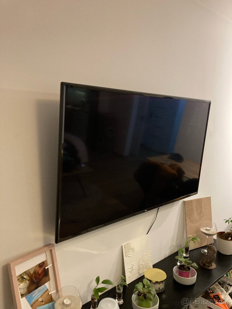 LG 140cm smart TV - 2