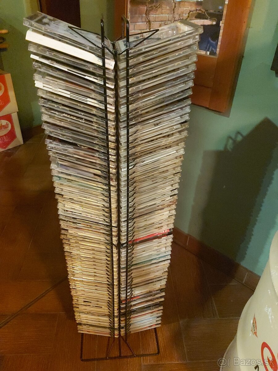 Stojan plný CD, stojan aj CD-čka - 2