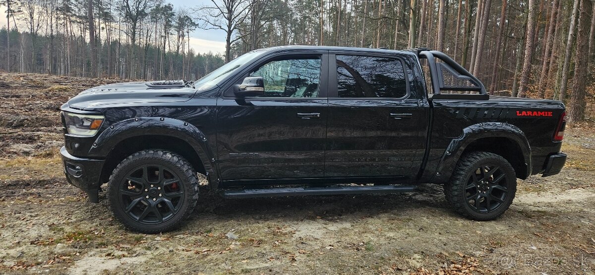 DODGE RAM 1500 LARAMIE 5.7 V8 HEMI MONSTER FULL LED