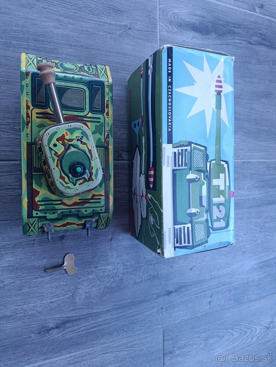 Stará plechová hračka tank T 121 - 2