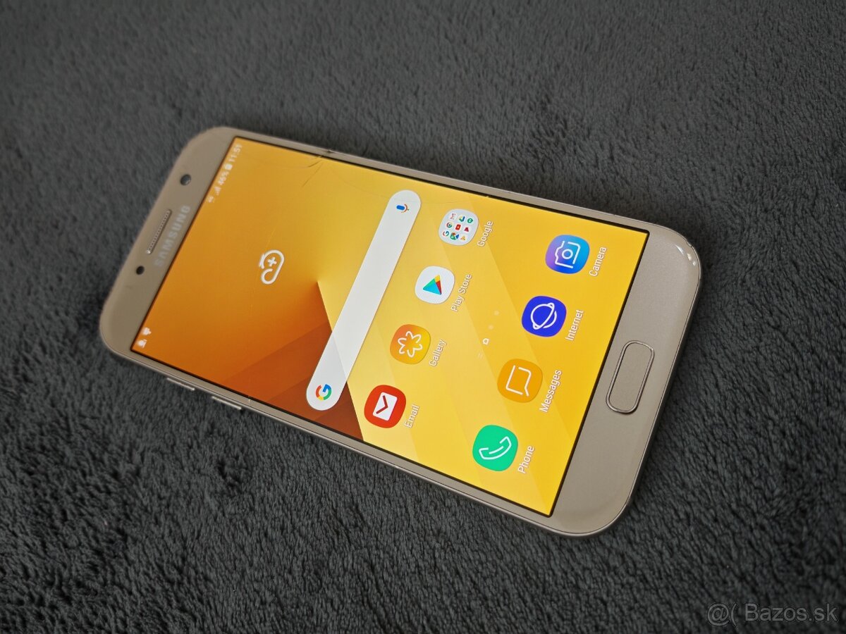 Samsung Galaxy A5 2017 gold prasknuté - 2