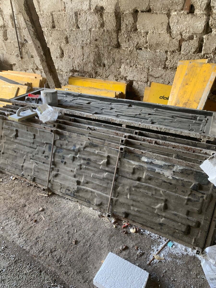 Vybračný stôl a formy na betónový plot - 2