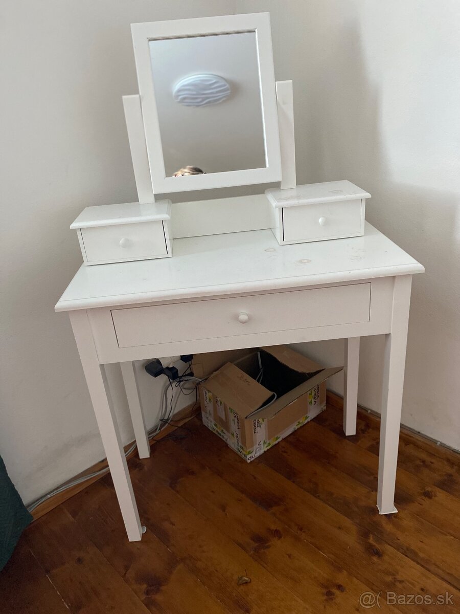 Kozmetický stolík - 2