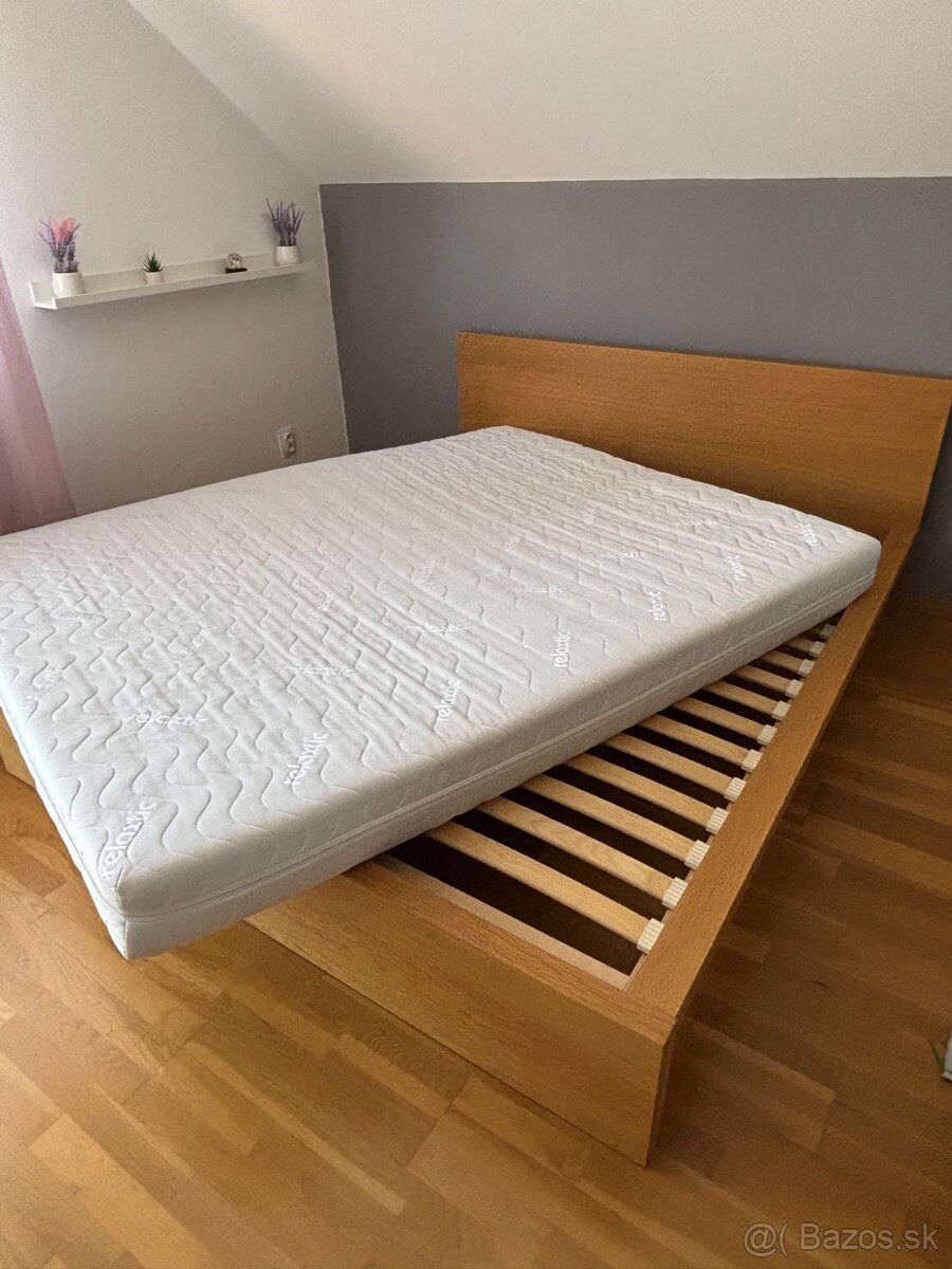 Manželská postel a komoda - 2