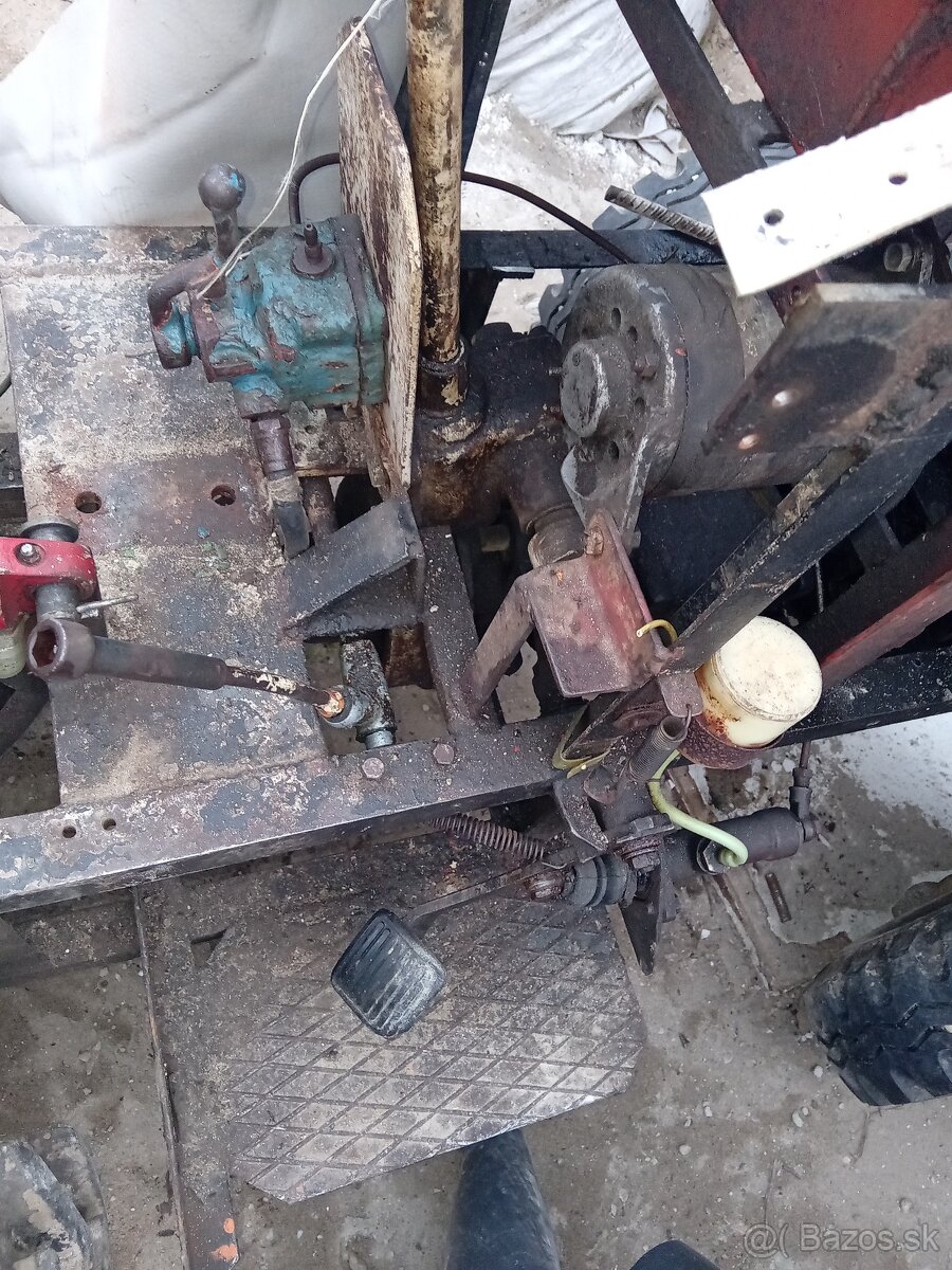 Zadna naprava so.smerovymy brzdami - 2