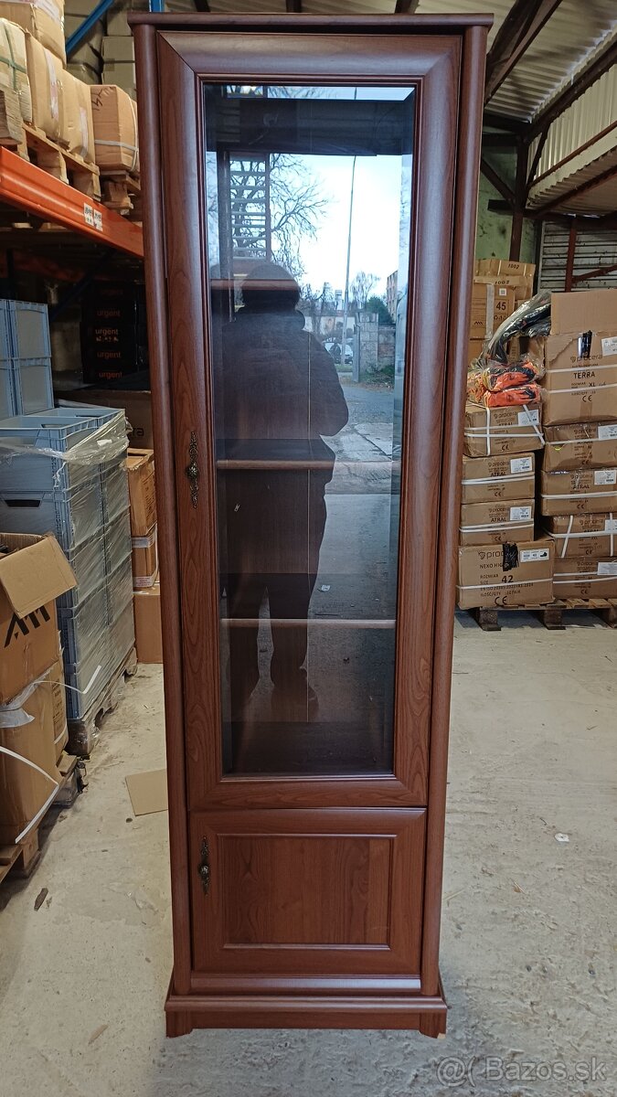 Drevená skrina s poličkami - 2