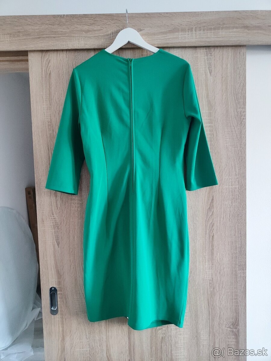 zelené šaty so zlatým zipsom, čierne lodičky, čierna kabelka - 2