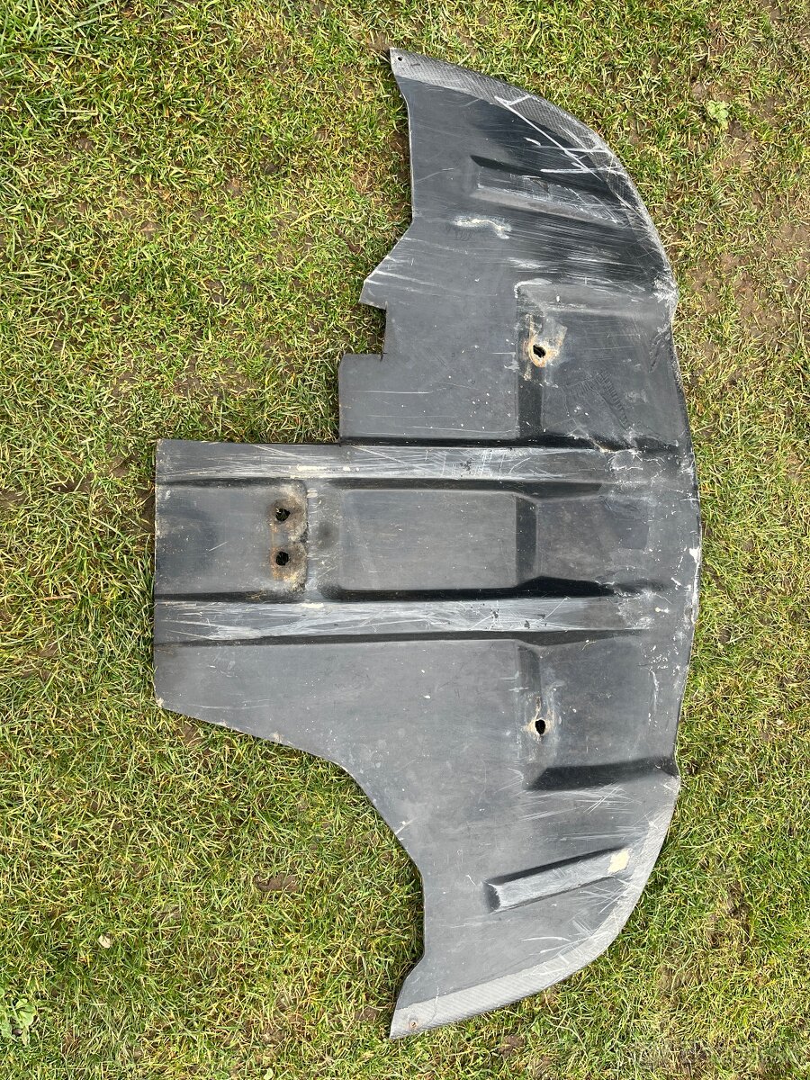 Robustný laminátový kryt motora - 2