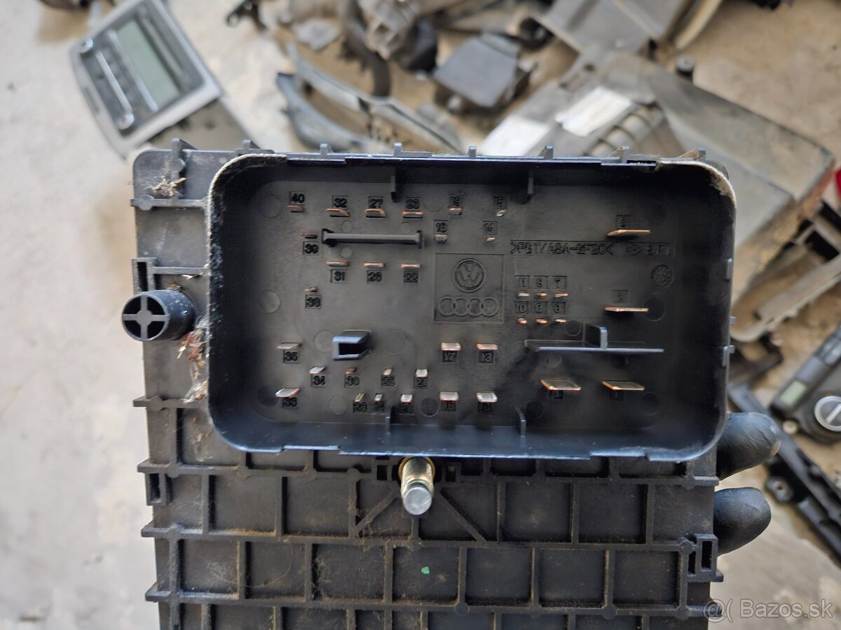Poistková skriňa VW passat B6 - 2