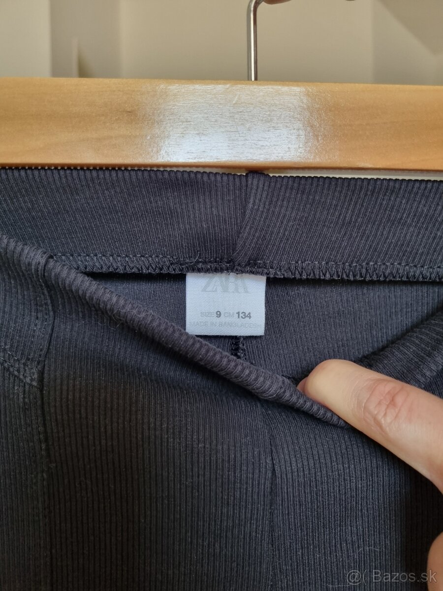 Zara zvonove vrubkovane legíny veľkosť 134 - 2