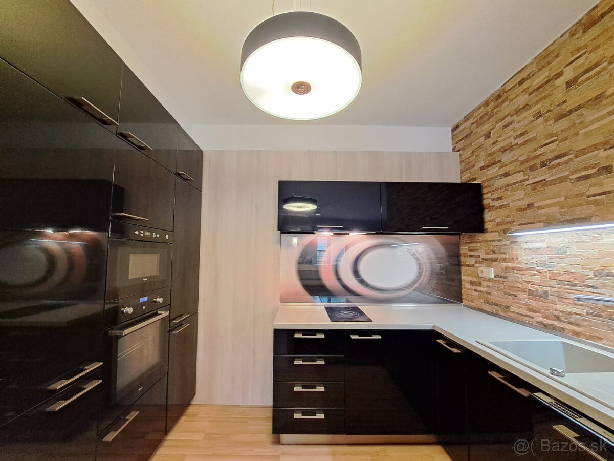 Na krátkodobý prenájom priestranný 2-izbový byt v centre PP - 2