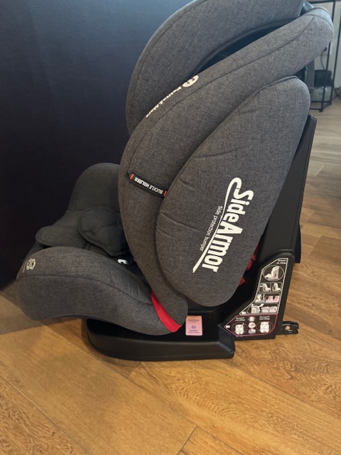 Predám kvalitnú detskú autosedačku zn.Petite&Mars, 9-36 kg - 2