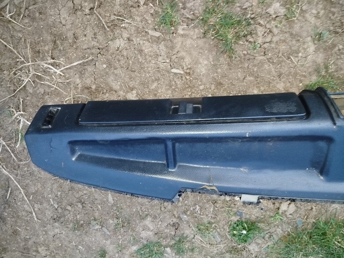 Lada Niva palubná doska a volant - 2