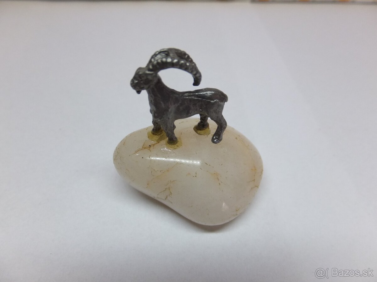 Stará vzácná miniatura, kovový kozoroh na leštěném kameni. - 2