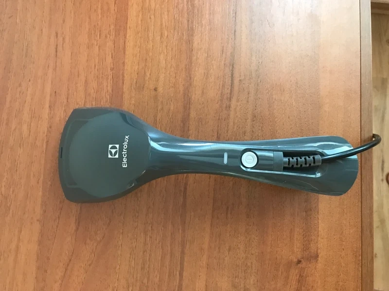 Elektrolux Refine 600 (E6HS1‑2EG) – ručný naparovač odevov - 2