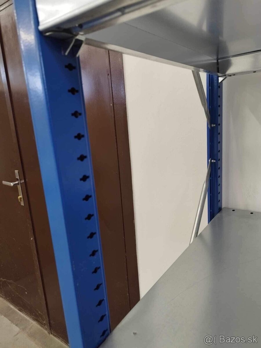 Kovový policový regál - 2