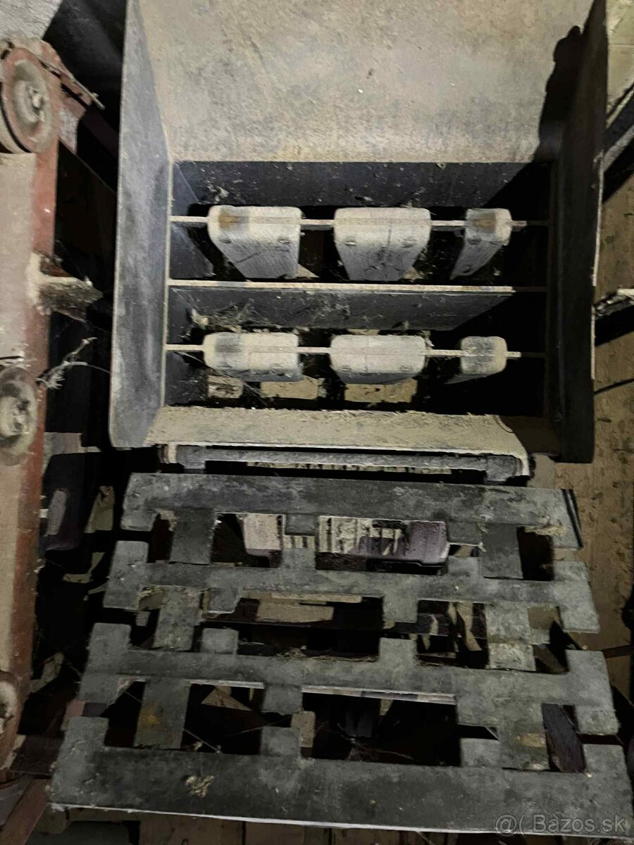 Stroj na betónové tvárnice - 2