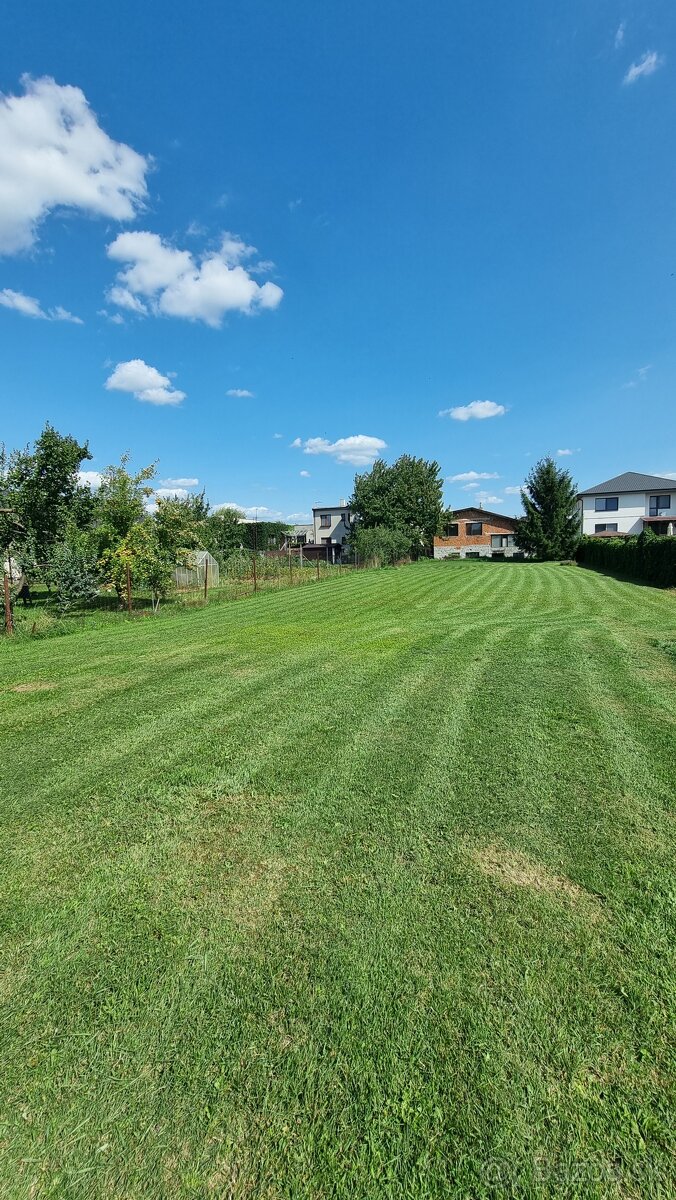 Rovinatý stavebný pozemok v obci Dvorany nad Ni - 2