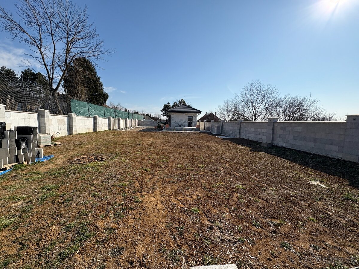 Krásny pozemok s domom vo Veľkom Ďure - 2